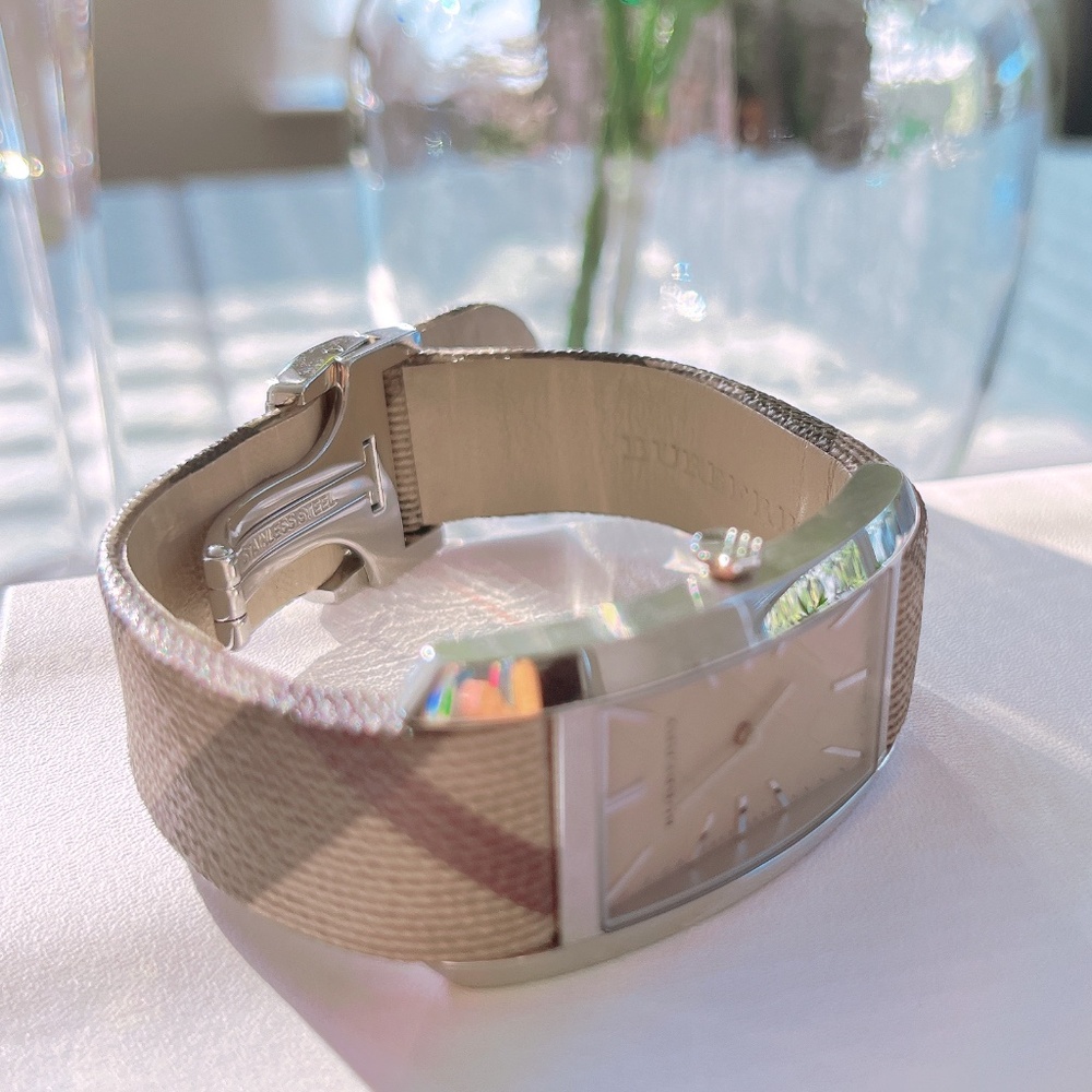 BURBERRY LEATHER WATCH